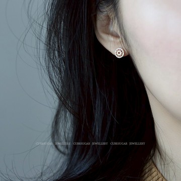 上耳好看 通體925純銀圓形鑲鉆鏤空星星耳釘少女俏皮百搭可愛耳環1入