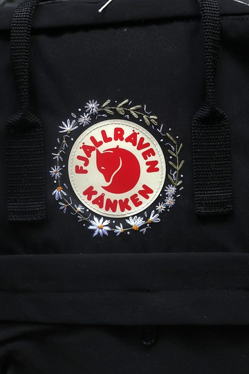 客製化禮物-野地裡的淡雅白雛菊Kanken全黑色包-手工刺繡設計訂製