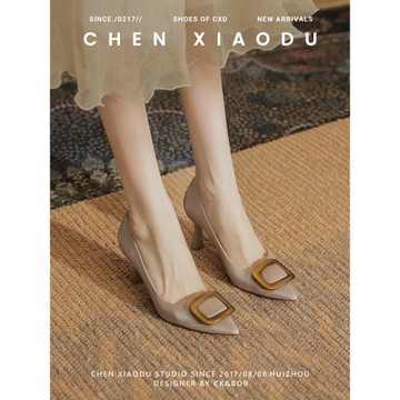 設計感杏色細跟單鞋女赫本風法式優雅宴會尖頭方扣高跟鞋配闊腿褲