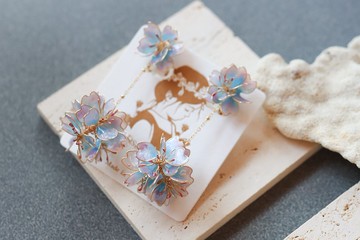 春櫻 白月色 櫻花花球垂墜式水晶花樹脂 對稱樹脂耳環