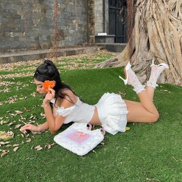 辣妹木耳邊白色一字肩短款上衣女冬+時尚低腰性感百搭蛋糕裙套裝