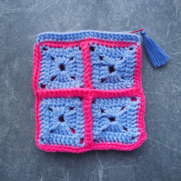 方形圖案扁平收納包 附迷你流蘇