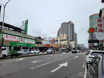 傘兵豆豆~西區角間店霸。商二分區。42米｜台中市西區五權路