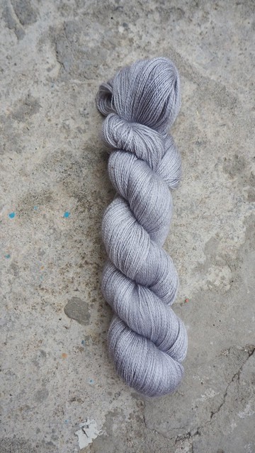 手染蕾絲線。銀灰 (55 BFL/45 Silk)