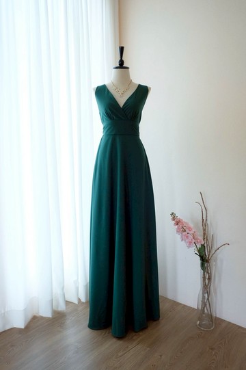深綠色長版連身裙，適合參加宴會或海邊穿著