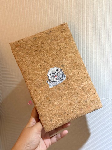 【旅行首選】水獺 Fannie 刺繡軟木塞書套