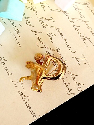 vintage jewelry 立體字母小天使  P   胸針 別針
