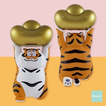 Bu2ma我不是胖虎-舉元寶公仔