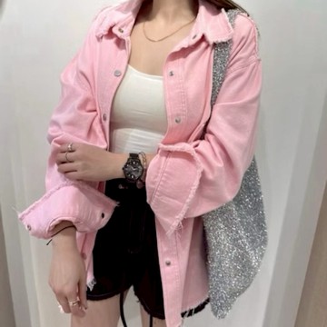 La Belleza多巴胺糖果色翻領斜口袋抓鬚造型鐵釦水洗寬鬆長版排釦牛仔外套