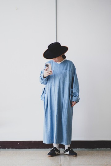 淺藍薄牛仔寬版長袖V領洋裝