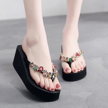 新款時尚水鉆高跟人字拖鞋女夏外穿百搭坡跟涼拖防滑厚底沙灘拖鞋