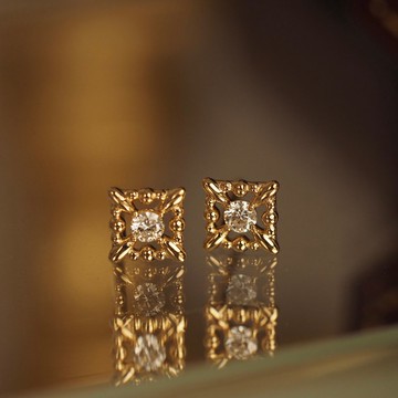 18K金璀璨奪目的鑽石耳環18K Gold The Magnificent Diamond Earr