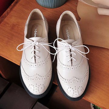 米白色 全真皮寬楦綁帶雕花牛津鞋