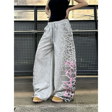 【美式個性街頭】豹紋字母印花彎刀衛褲 女 灰色 寬鬆 休閒 闊腿褲 運動褲 直筒褲 長褲 休閒褲 褲子 褲子女長褲 運動