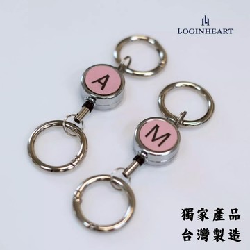 [LOGINHEART]玫瑰粉色．客製英文字母雷雕真皮伸縮扣件（A-Z擇一）台灣製/禮盒包裝/雷射雕刻/證件伸縮/鑰匙圈