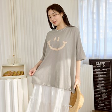 OB嚴選中大尺碼-雲朵自訂款-親膚棉質笑臉發泡印花寬版上衣《AB20282》