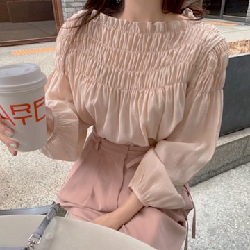 MOCO韓版chic法式甜美圓領荷葉壓摺皺感設計寬鬆百搭遮肚泡泡袖麻紗上衣