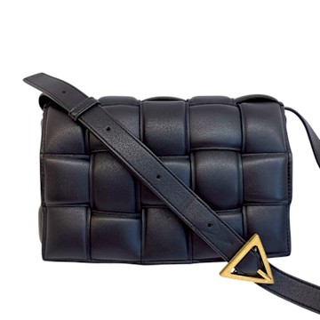 二手品 八五成新BV BOTTEGA VENEGA CASSETTE小羊皮枕頭包(經典黑)