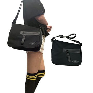 ~雪黛屋~SPYWALK 斜側高低設計創意包中容量進口防水水晶布SW9932