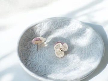 手鉤花耳飾。菫