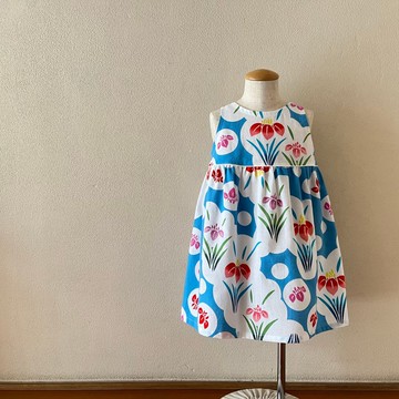 兒童浴衣布料簡約喇叭裙，染色鳶尾花，淺藍色背景，80-130 尺寸，訂製