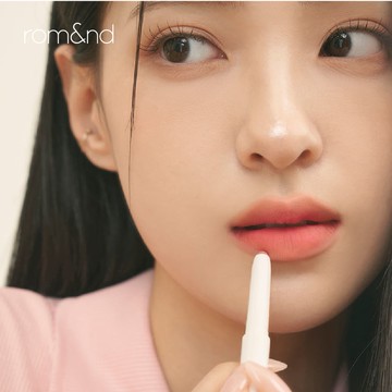 rom&nd 完美修飾唇線筆：不怕原生深唇色、暗沉來破壞唇妝精緻度，不用 P 圖濾鏡都能讓美唇霸氣測漏