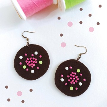 可愛手工製作 自由造型耳環，繡有珠子，材質為硬質毛氈，尺寸為 1.75x2.75 英吋。