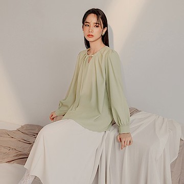 純淨氣質皺褶圓領珍珠釦上衣-OB大尺碼