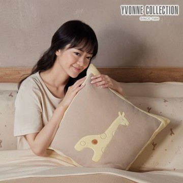 YVONNE 以旺傢飾 長頸鹿方形抱枕（45x45公分）-奶茶棕