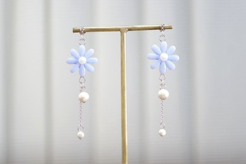 樹脂藝術 耳環・花與棉珍珠・晴空