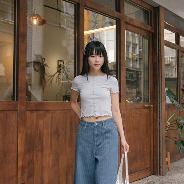 QUEENSHOP_F 女裝 長袖 銀蔥光澤木耳邊短版短袖上衣-藍 S/M 現+預 【01099822】