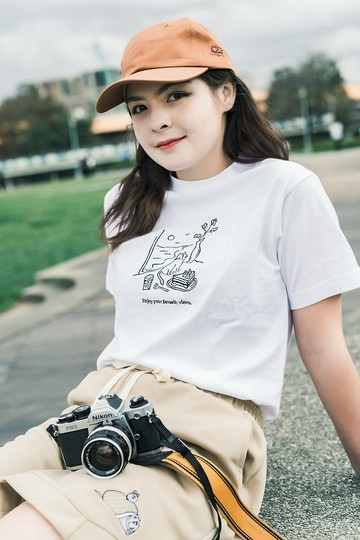 Enjoy your favorite views.  刺繡Tee 中性版