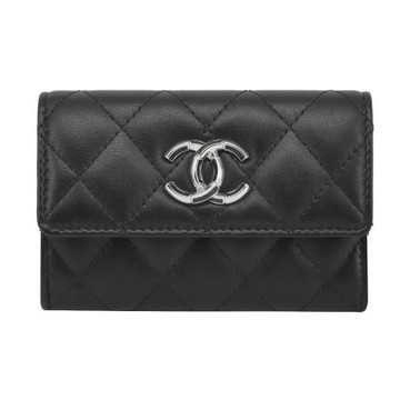 CHANEL 經典雙C 琺瑯LOGO菱格紋小羊皮卡片夾(黑色)