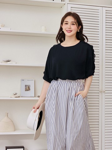 鏤空蕾絲拼接泡泡袖上衣