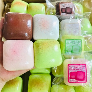 ▸現貨◂ 慢回彈 夏威夷小方糕 小方糕慢回彈 捏捏  慢回彈捏捏 軟軟 squishy 吸手指 麵包慢回彈 仿真食玩