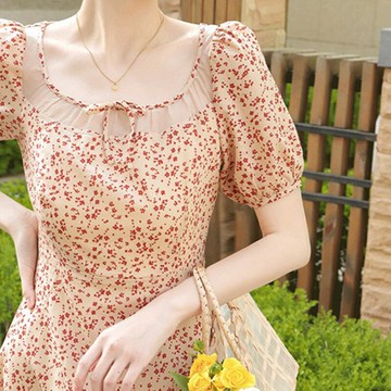 名媛法式初戀甜美泡泡袖顯瘦連衣裙2022年夏季新款方領收腰碎花裙