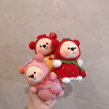 🔥新款🔥熊可愛毛綫鈎針編織草莓熊毛綫編織玩偶鑰匙扣手工diy材料包掛件diy毛線針織/手作材料包/鉤織毛線 9QTO