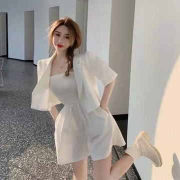 夏季新款時尚百搭短款小西裝女+設計感修身顯瘦抹胸連體短褲套裝
