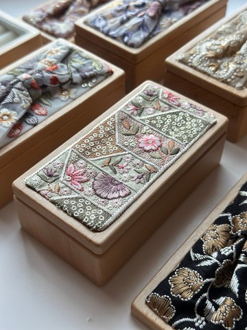 香檳色花藝重工刺繡實木首飾盒