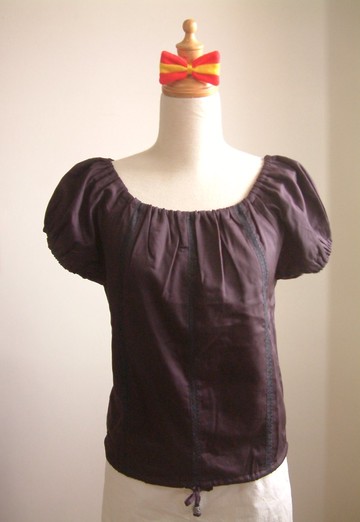 加了蕾絲的泡泡袖上衣(深藍)