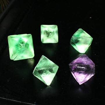 如鴻彩色八面螢石礦石毛料擺件小號原礦標本可做水晶原石吊墜禮物