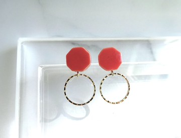 八角形與金色圓環的陶瓷耳環・紅色
