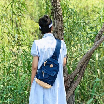 男女通用藏藍+米色胸包 帶usb接口充電的背包 中號斜挎包