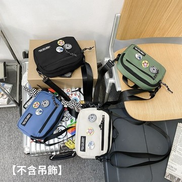 【酷潮工裝】男斜背包 尼龍斜背包 斜背小包 側背包 手提包 男女同款 贈送3個胸章 隨身小包 手機包 零錢包