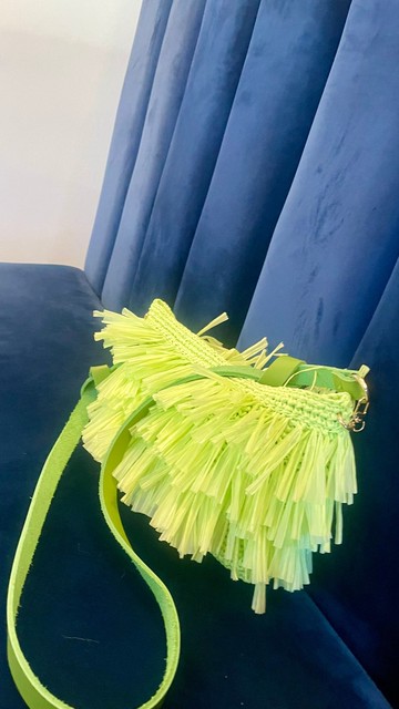 Firefly 包 包款綴有流蘇 手工編織拉菲草包 搭配真皮提把