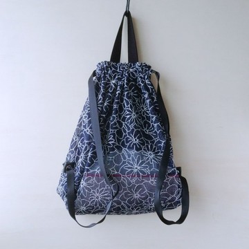 ☆獨家限量☆ 復古可愛的涼感網眼束口後背包（深藍花朵刺繡）