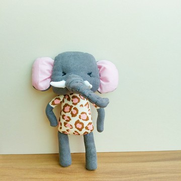 用鼻子吹小喇叭的小象