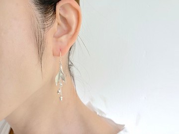 搖曳葉片與鈴蘭耳環