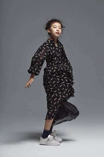 Open Collar Dress in Feather Print / 2021