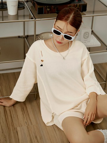 立體織紋破洞前短後長七分袖上衣